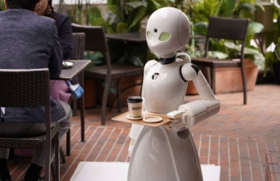 W japońskiej restauracji kelnerami były roboty kontrolowane przez osoby niepełnosprawne