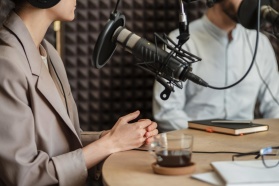 Czy podcasty mogą pomóc w rozwijaniu biznesu? Posłuchaj audycji Firmament