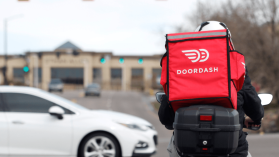 Dowieźli transakcję: DoorDash płaci 2,4 mld GBP za Deliveroo. Czy dzięki temu stanie się numerem jeden w Europie?
