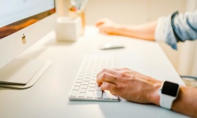 Prawie połowa Polaków dorabia poza etatem. Powód? Bezpieczeństwo finansowe