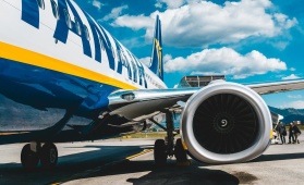 Wystarczy BLIK i fru. Ryanair upraszcza płatności za bilety lotnicze