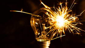 AI gasi światło. Skąd brać prąd na robienie filmików ze Stephenen Hawkingiem jeżdżącym po rampie?