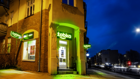 I po kawę, i po hot doga, i po… łatę. Żabka we współpracy z woshwosh wprowadza poprawki krawieckie do swojej oferty