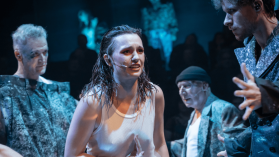 Duszne, ciemne sarkofagi i twarze oświetlone przez ekrany: jak w naszym świecie odnajduje się antyczna „Antygona”?