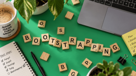 Bootstrapping startupu – czym jest budowanie firmy bez inwestora i czy warto wybrać tę ścieżkę?