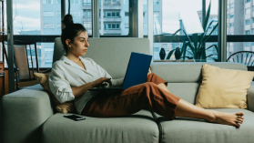 Siedzą, piją i w gry grają: anatomia polskiego home office w 2026 roku