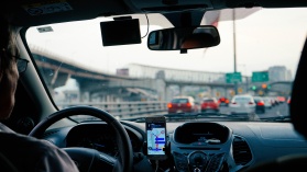 Fundacja Forum Konsumentów: 50% klientów zamawia przejazd poprzez aplikację typu Uber lub Bolt [badanie]