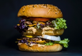 Kroger wprowadza własnego burgera wegetariańskiego, roślinne kiełbaski i wegetariański mielony produkt „wołowy”