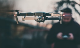 Na rynku debiutują drony z systemem autonomicznego autopilota