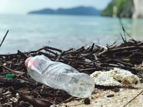 Co minutę do Morza Śródziemnego trafia 30 tys. plastikowych butelek