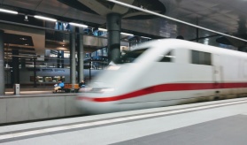 Pociągi przyszłości będą ekologiczne i znacznie szybsze. Najnowsze technologie zadbają o komfort pasażerów, również na dworcach
