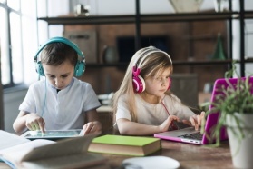 #Komputer dla ucznia – pierwsze laptopy trafiły do potrzebujących dzieci. Trwa zbiórka Fundacji Impact na sprzęt do nauki online