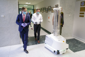 Robot zdezynfekuje szpital na Banacha w Warszawie. Użyje ultrafioletu