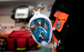 Kolejna pomoc dla medyków od PPNT Gdynia – maska do snorklingu przerabiana na maskę ochronną