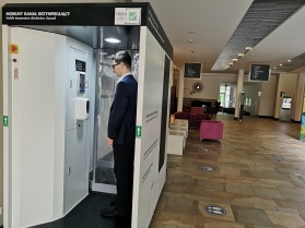 Polski startup wprowadza automatyczne kabiny, które w ciągu godziny zdezynfekują i przebadają 300 osób
