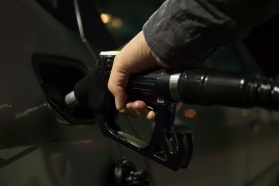Carrefour Polska przy współpracy Mastercard wprowadza bezgotówkową opłatę za paliwo