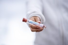 Naukowcy pracują nad szczepionką na koronawirusa podawaną do nosa