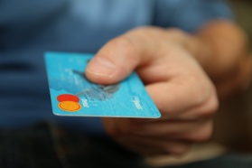 Polacy coraz chętniej płacą kartami zbliżeniowymi i aplikacjami mobilnymi