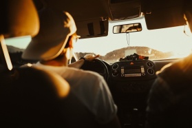 Kierowcy Ubera i Bolta będą mogli wykupić ubezpieczenie „płać, kiedy jeździsz”. Cachet wchodzi na polski rynek