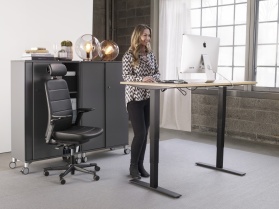 Biurowe MUST HAVE: najlepsze biurka do pracy na stojąco