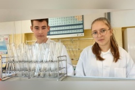 16-latkowie wynaleźli sposób na utylizację plastiku za pomocą… moli. Nagrodzono ich w międzynarodowym konkursie