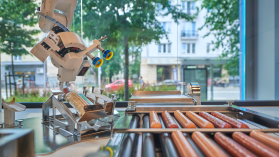 Robot zaserwuje klientom Żabki Nano hot-doga