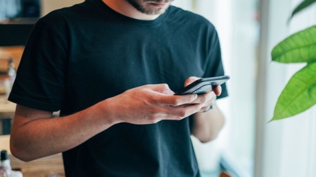 Osoby 45+ doceniają technologię bardziej, niż młodsi Polacy. Przeważa optymizm – badanie ING