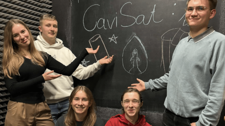 Śmieci w kosmosie inspiracją dla młodych na krakowskiej ziemi: licealiści budują minisatelitę CaviSat