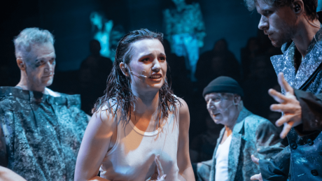 Duszne, ciemne sarkofagi i twarze oświetlone przez ekrany: jak w naszym świecie odnajduje się antyczna "Antygona"?