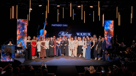 Co trzecia Polka po urodzeniu dziecka ma mniejsze szanse na nową pracę, a co czwarta – na awans. Znamy laureatki i laureatów XVII edycji konkursu Sukces Pisany Szminką