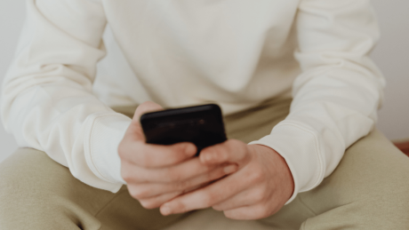 Młodzież i cyfrowy plac zabaw. Jak smartfony i algorytmy naprawdę kształtują codzienność najmłodszych?