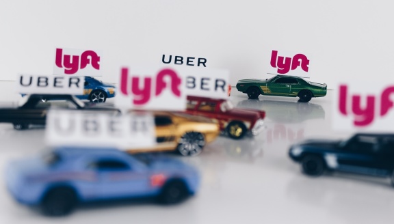Wielomilionowe odszkodowania dla kierowców sieci Uber i Lyft
