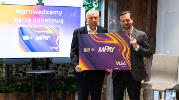 mPay wprowadza na rynek kartę debetową, poszerza ofertę o przelewy do Ukrainy i rozpoczyna współpracę z Kubą Błaszczykowskim