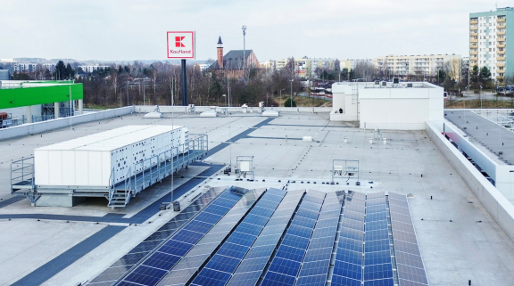 Kaufland inwestuje w blisko 200 stacji ładowania aut i 40 instalacji fotowoltaicznych