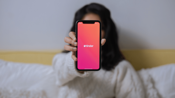 W walce o miłość (?) i przychody, Tinder stawia na AI