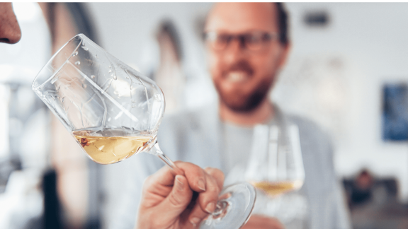 Bóg stworzył wodę, człowiek wynalazł wino, a teraz AI będzie je degustować: o nowej roli AI w winiarniach