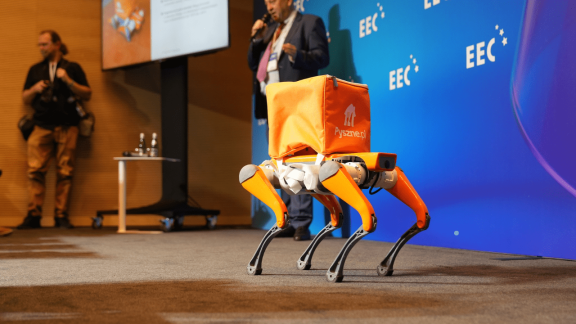 Człap, człap, człap – nadchodzi przyszłość dostaw. Pyszne.pl prezentuje bionicznego robota