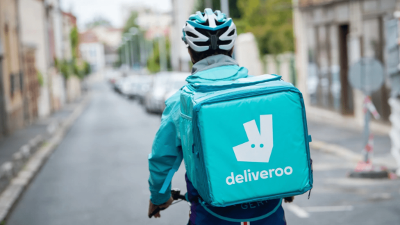 ​Konsolidacja rynku dostaw jedzenia trwa. DoorDash składa ofertę przejęcia Deliveroo za 2,7 mld funtów​
