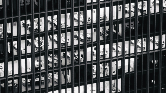 Lifestyle banking, wszechobecna AI oraz interfejsy głosowe: Kearney publikuje raport o trendach w bankowości