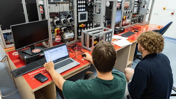 Przemysł spotyka naukę: nowe laboratorium na Politechnice Opolskiej powstało dzięki współpracy z Rockwell Automation