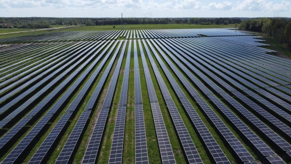 Sunly pozyskuje 85 mln euro na budowę farm słonecznych. Zasilą one 180 tys. domów na Łotwie