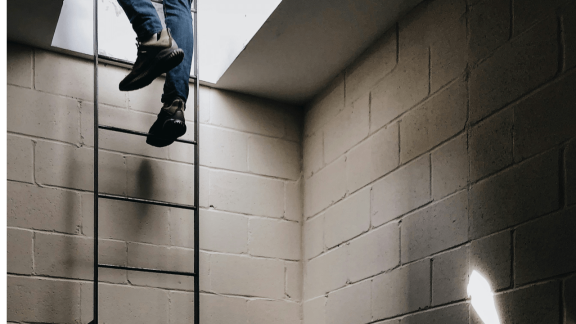 Czy w Twoim startupie też czuje się presję na ciągłe podnoszenie kwalifikacji zawodowych? Analiza raportu No Fluff Jobs