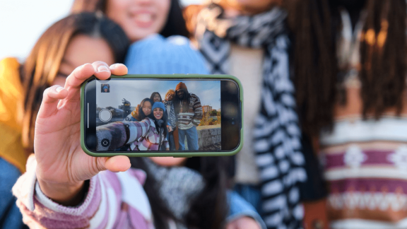 Etui z wbudowaną baterią do iPhone 17 – czy to się opłaca?