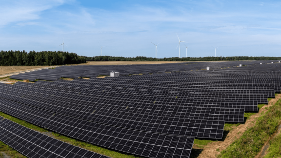 Czysta energia zasili rafinerię ORLENU. W Możejkach powstaje wyjątkowa elektrownia słoneczna