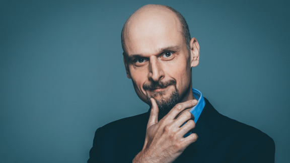 Czy dzięki TridentAI polskie niebo będzie bezpieczniejsze? Naukowcy mają pomysł na walkę z rojem dronów. Wspiera ich Konrad Howard