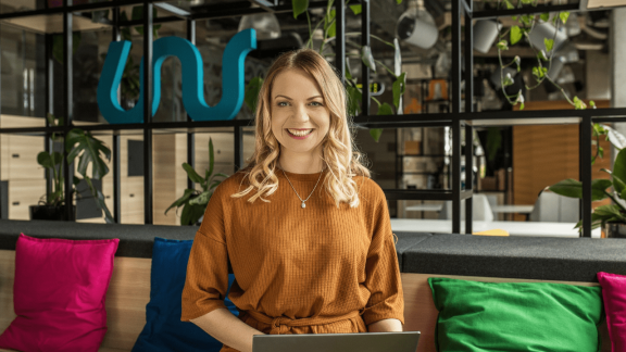 Raport „Strong Women in IT 2025”: co motywuje, co męczy, a co inspiruje współczesne dyrektorki IT?