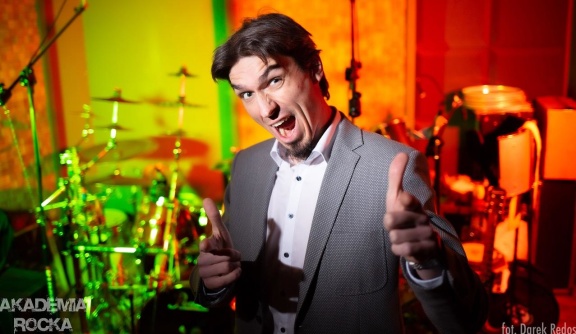 „Nie musisz być wirtuozem, żeby czerpać frajdę z grania i tworzenia” – rozmawiamy z Maciejem Michniewiczem o Akademii Rocka