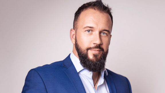 „Człowiek decyduje, AI pomaga i wyjaśnia”. Sławomir Kroczak ze SmartyTalent o automatyzacji procesów rekrutacyjnych i asystencie Boe