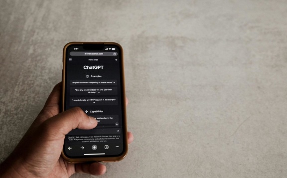 Czy ChatGPT osiągnął już szczyt popularności? Tak sugerują najnowsze dane