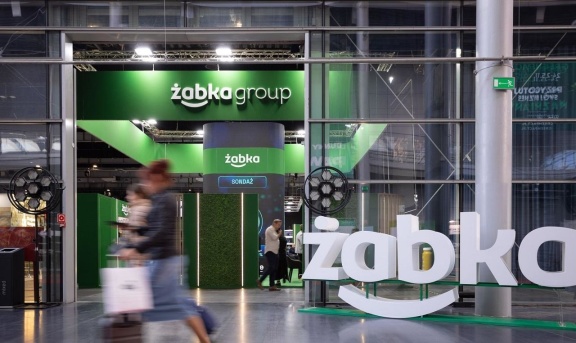 Żabka rozwija skrzydła w e-commerce. Sieć uruchomi własną logistykę Izidrop